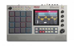 致敬經(jīng)典：AKAI 即將推出 MPC Live II Retro 限量版，采用經(jīng)典奶油白 MPC 配色